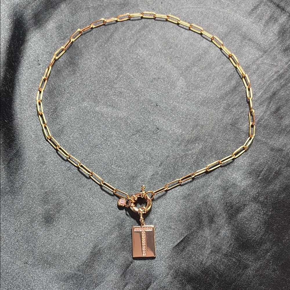 Elegant Gold Necklace with Cross Pendant